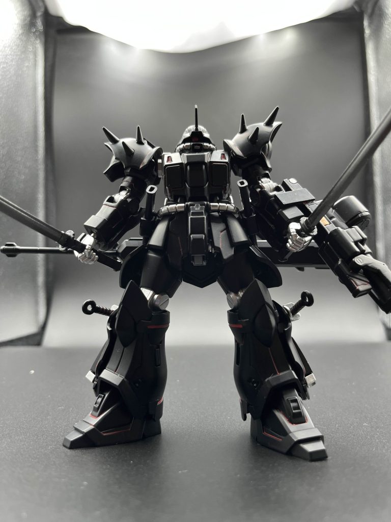 中途半端な遠距離武装では、有象無象のゲリラ組織の兵器ならともかく連邦の機体には全く有効ではないため一切の火器を搭載しておらず近接武器のみの機体であるまた、ジオンは高い耐久性をもった特殊な装甲は少数しか保持していないため、本機体装甲が薄く高い機動力とステルスを生かした奇襲を得意とした機体であるしかし、機動力が高いためアクロバティックな動きも可能であるが、通常のパイロットは乗れない仕様になってしまっている