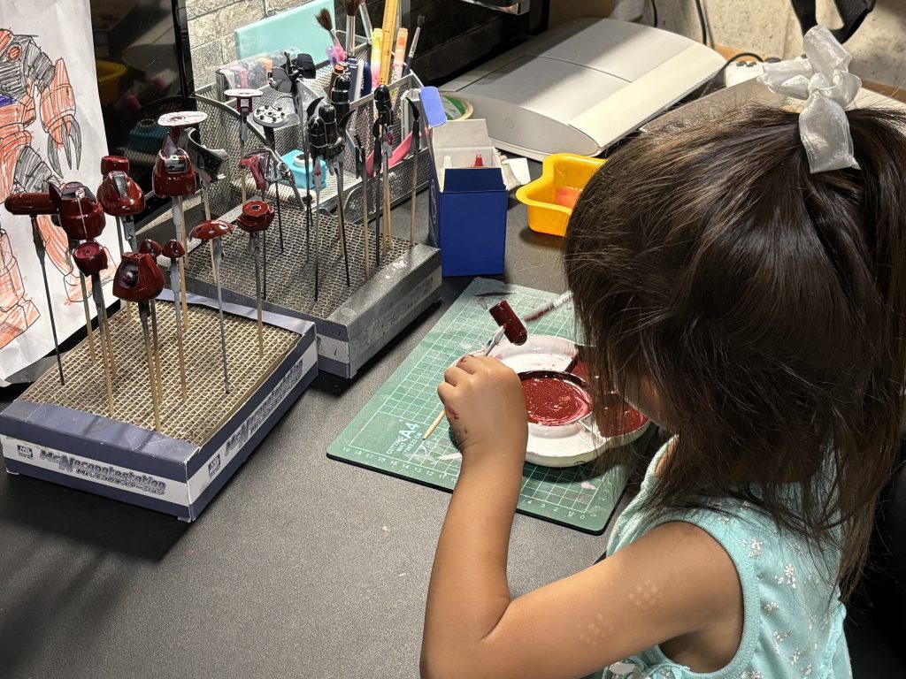 私がサフを塗ってあげたあと、筆塗りをしていきます。調色もお手のもの、もう何度も筆塗りをしているので慣れた様子で作業をしていきます。