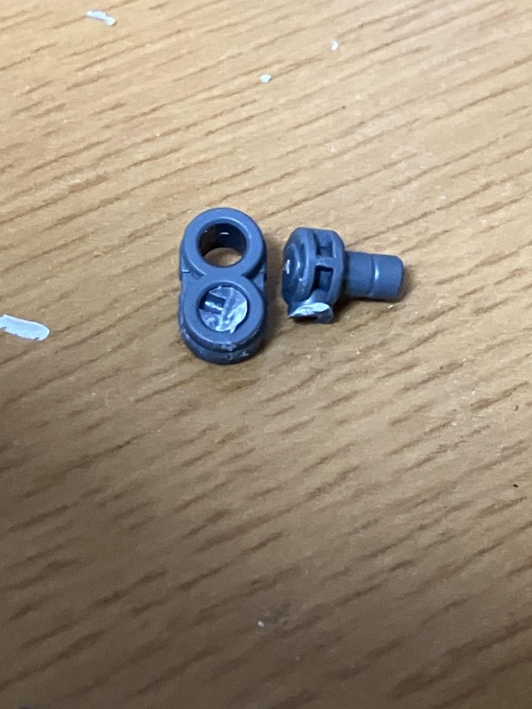 余談ですが、ブルフロガを主役機コンに出す為に準備してた際、一つの稼働パーツが捩じ切れてしまいましためちゃくちゃ焦りましたが、νガンダムのパーツを使用する事で直す事が出来て安心しました