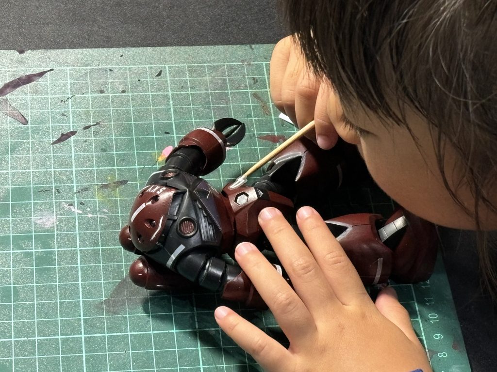 100均でママに買ってもらったデカール。竹串を使って上手にデカールを貼っていきます。