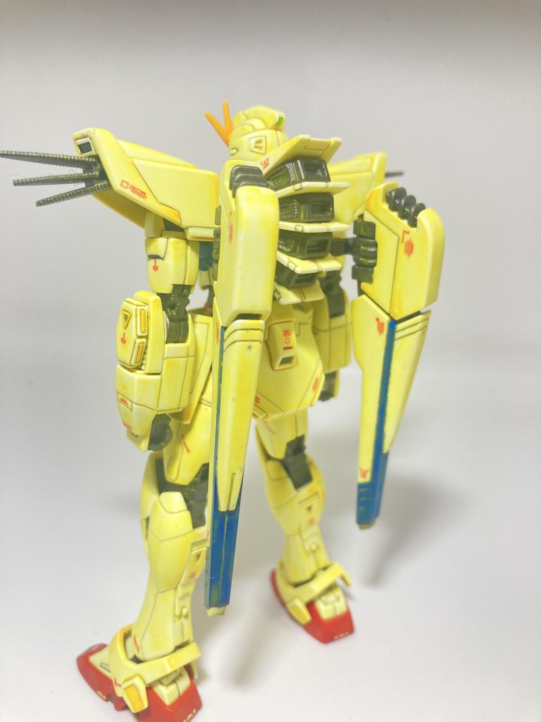 F91は背面含め独特なフォルムですね