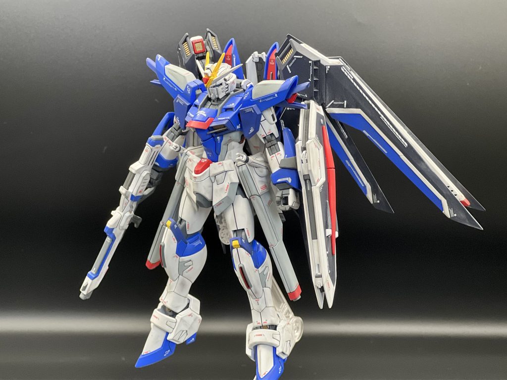 製作は確か3月の頭からでしたでしょうか🤔当初は成型色活かしでと思っていたのですが思い入れが強いガンダムSEEDなので思い切って塗装して作ってみようと思い至りました。けどあまりのパーツの多さと元からの遅い製作速度が重なり半年という製作期間となりました😓塗装箇所はホワイト、関節などのグレー以外でして、ブルー🟦の箇所は濃いめのブルーと2色構成にしてみました。