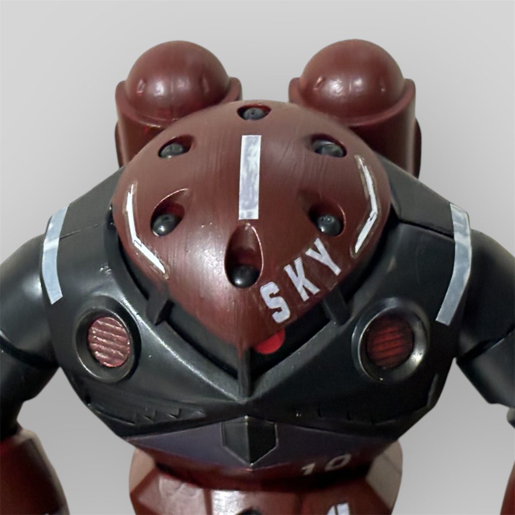 頭にシールを貼って、アスランのズゴックみたいにしました。おもしろいでしょ？