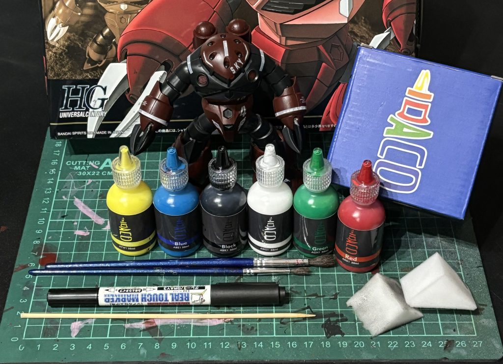 スカイちゃんの塗装セットです。水で薄めて水で洗い流せる無臭の塗料を使っています。意外と塗膜も強くておすすめです。竹串はデカールの貼り付けで使用しています。一番貼りやすいらしいです。