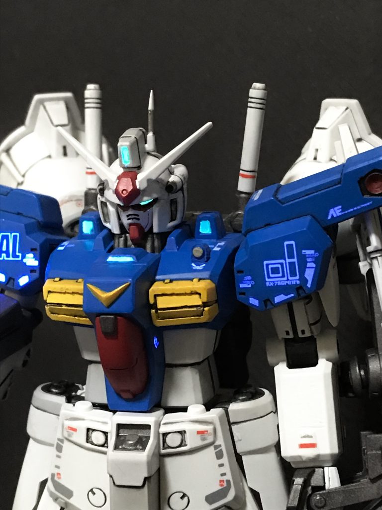 なんとなく製作開始。HGUCは全部バーニヤが解放状態だったため閉じた状態にしたかったのでプラ板で加工。連邦マークをきれいに黄色く塗装する自信がなかったのでランナー削り出しで自作。肩バーニアはうまく加工できず、動力パイプの金属パーツを流用し出た状態で妥協しました。