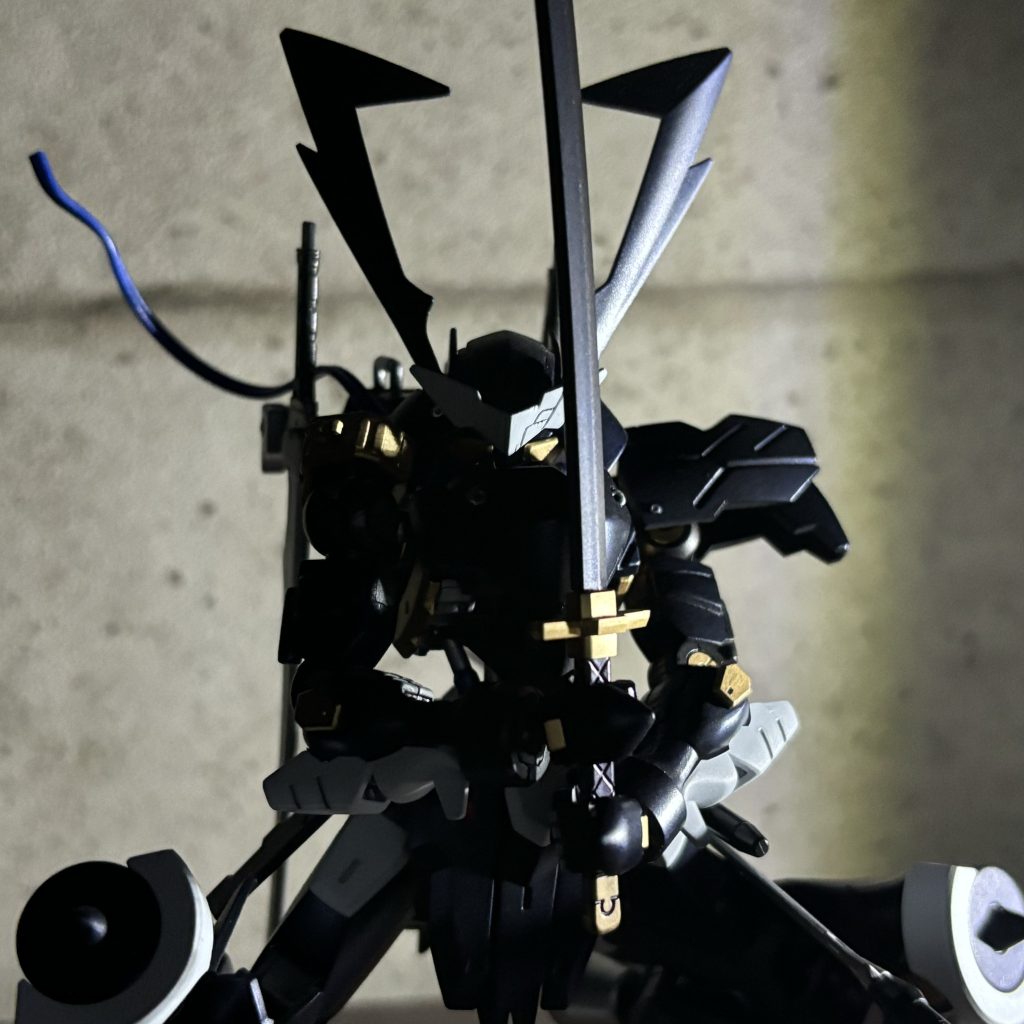 加工前になります。 スマホで撮影しました。懐中電灯の光を右から当てながら撮影し、明暗をはっきりさせてみました。