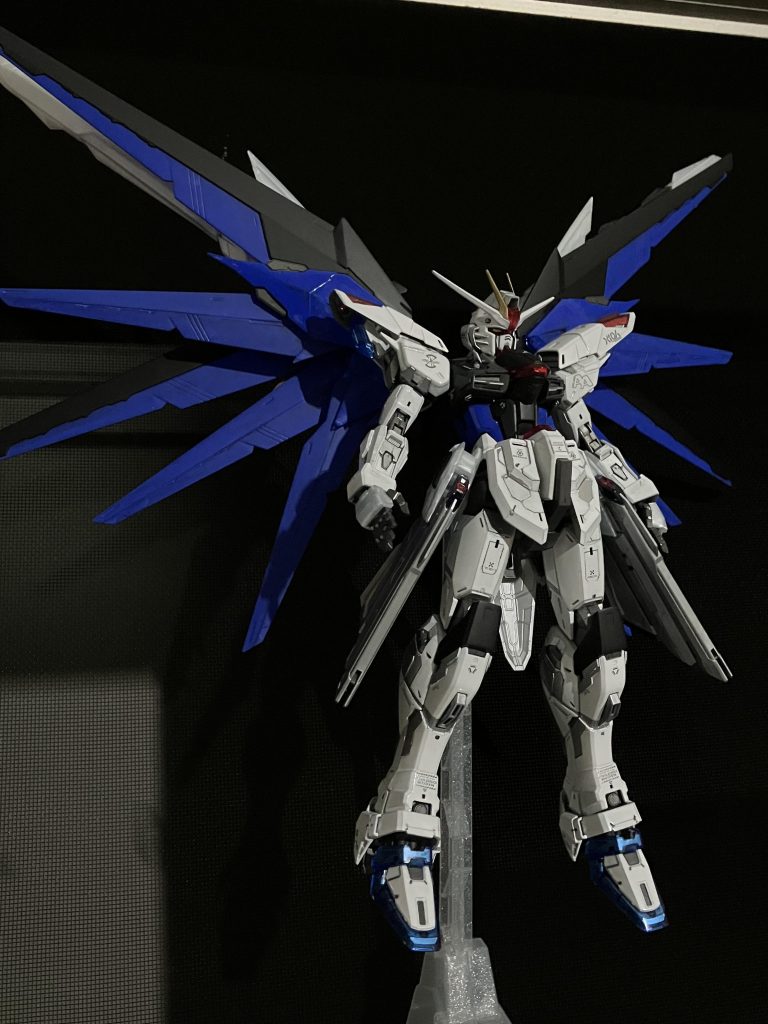 ホワイト部分はシルバー下地に光沢ホワイトを4回重ね吹き、ブルー部分はコバルトブルーとインディブルーで調色して筆塗り、金属色はシャインシルバーにダークアイアンを少しずつ足して塗り分けてます。思い切ったアレンジが賛否両論らしいMGフリーダム2.0ですが私は全肯定です。めっちゃ好き。