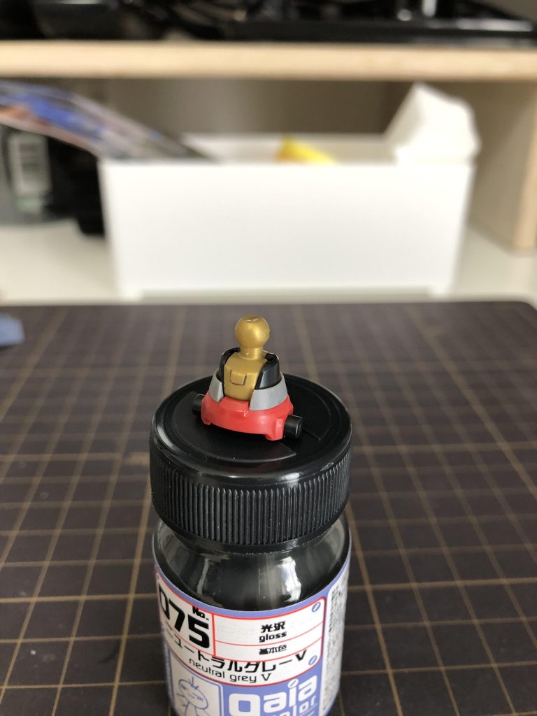 首のパーツにwave製のバーニアをくり抜き、輪切りにした物を首周りに貼りました↑