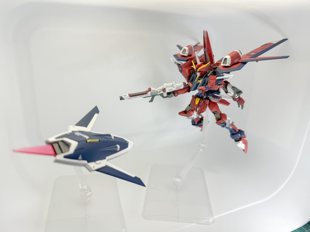 ウイングユニットは、キットのままだと、水平に角度がつけられなかったので、アームパーツをウイングの接続部に挟んで、ある程度可動できるようにしました。