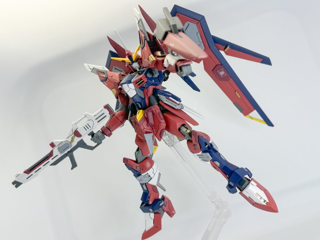 背部ユニットは、ブースター兼高出力ビームランチャーとなっており、近接寄りの機体の遠距離攻撃能力の補填を想定した装備になります。腕に装着できる他、グリップ保持もできます。ブースターを兼ねる以上、推進力を犠牲にするため、採用は見限られました。