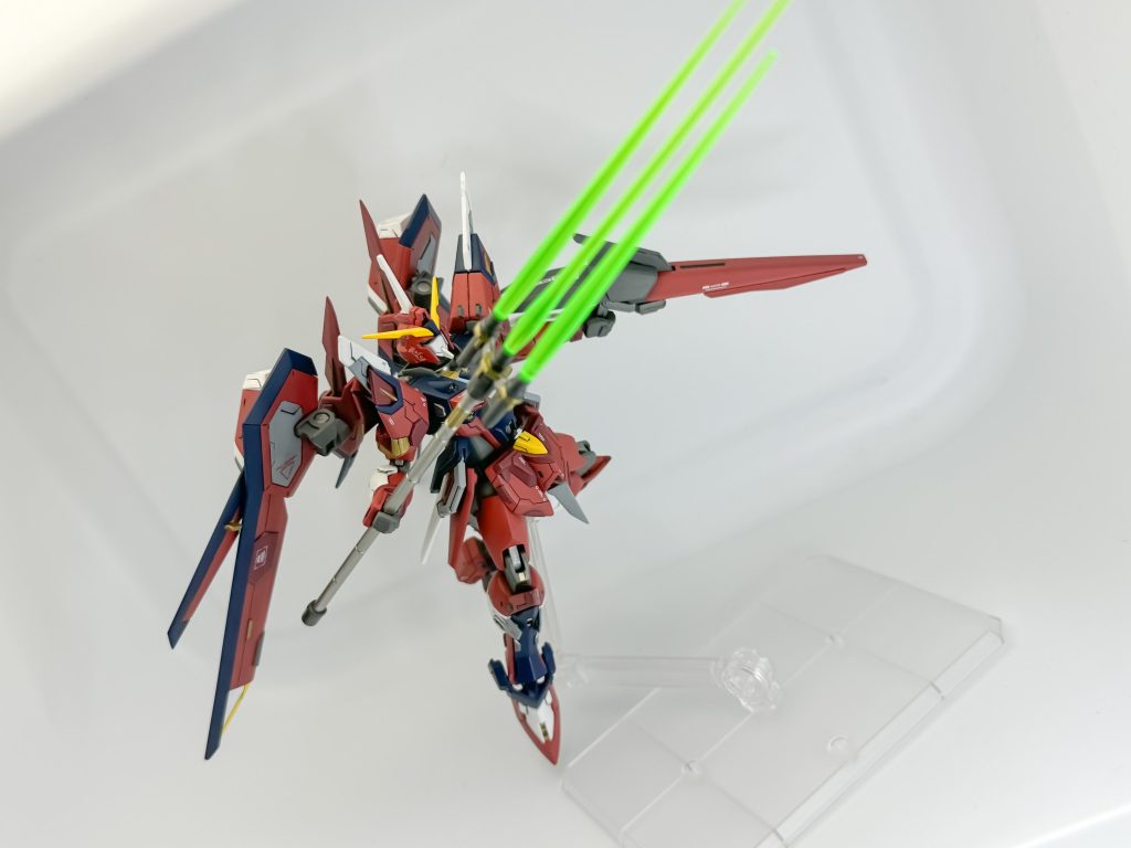 試験兵装のビームジャベリンです。高出力化と長いリーチを活かした武器ですが、槍の扱いができる人材が少ないことから、正式採用されませんでした。