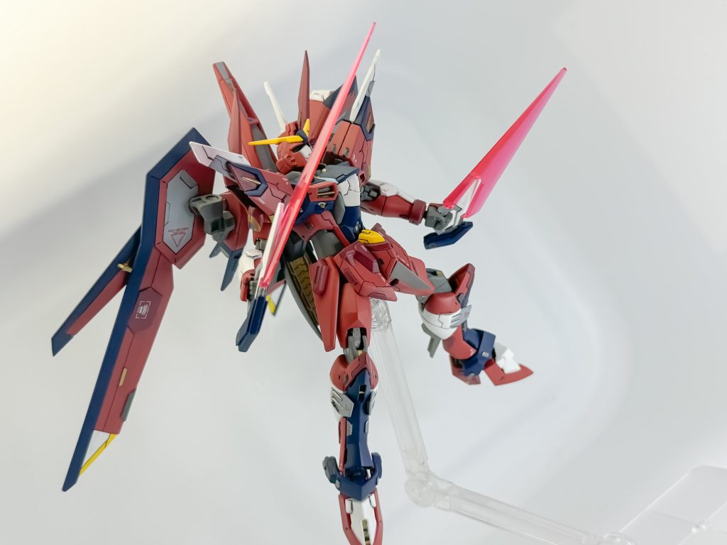 腰部のビームブーメランは、メリハリつけたかったので、紺色のカバーは、縦横共に、プラ板で大型化しました。装着部の腰アーマーも短めだったので、パテで延長しています。