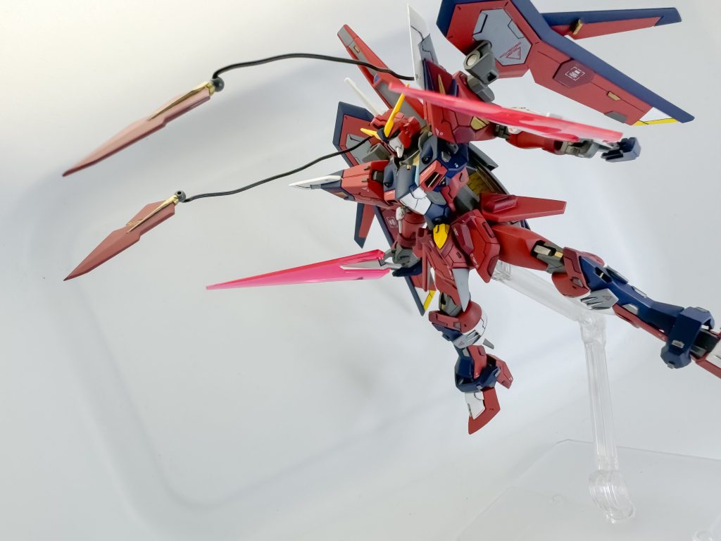 ウイングユニットにはビーム砲ではなく、有線のスラッシュハーケンで、射出も可能です。使用用途が限られているため、本編では、汎用性のあるビーム砲が採用されました。