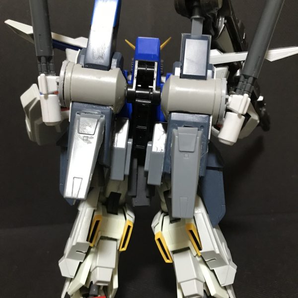 バックパックの改造。当初はS-ガンダムのパーツとジャンクパーツで構成していたが全体的に下に下がってしまっていたので全面改修。WAVEのG-TANK S アクションベースの基部を切った貼ったしました。腰後ろアーマーは自作しました。その他アーマーはチリ合わせを実施しネオジム磁石を埋め込み実施。腰メガキャノン動力パイプを黒配線コードに変更。（1枚目）