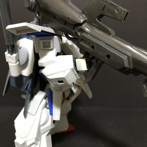 バックパックの改造。当初はS-ガンダムのパーツとジャンクパーツで構成していたが全体的に下に下がってしまっていたので全面改修。WAVEのG-TANK S アクションベースの基部を切った貼ったしました。腰後ろアーマーは自作しました。その他アーマーはチリ合わせを実施しネオジム磁石を埋め込み実施。腰メガキャノン動力パイプを黒配線コードに変更。（6枚目）