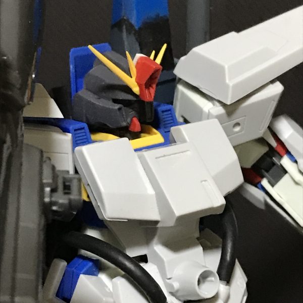 バックパックの改造。当初はS-ガンダムのパーツとジャンクパーツで構成していたが全体的に下に下がってしまっていたので全面改修。WAVEのG-TANK S アクションベースの基部を切った貼ったしました。腰後ろアーマーは自作しました。その他アーマーはチリ合わせを実施しネオジム磁石を埋め込み実施。腰メガキャノン動力パイプを黒配線コードに変更。（5枚目）