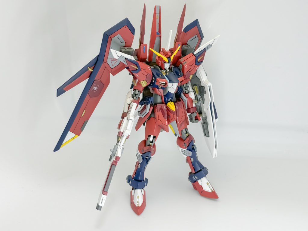 今回は、プロポーションの変更はしませんでしたが、ウイングの大型化や武器の大型化をしたので、本体の肩の白パーツや腰アーマなどを延長して、バランスが出るようにしました。