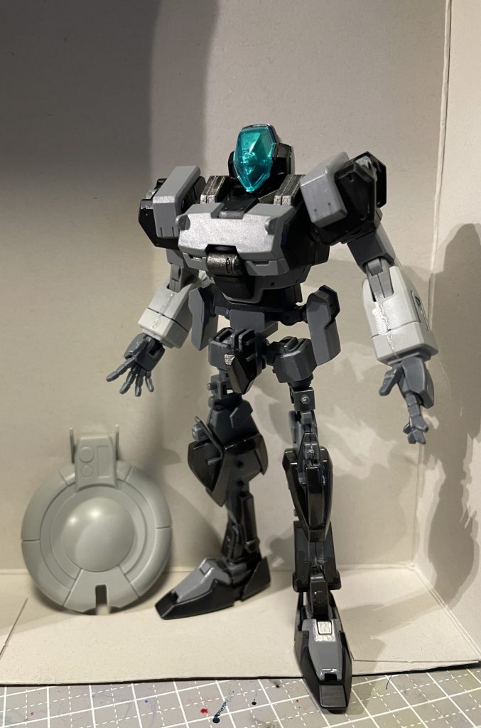 アサシンを作って余ったGM/GMの頭部を使って何か作れないかなーとマウンテンサイクル(ジャンクパーツ)を漁っていたら、良い感じのEz-SRが居るではありませんか!!  この頭部はGビットタイプなので、本来は無人機用途なのでしょうが、Ez-SRのシャドウファントムとの相性が良さそうだったのでミキシング! 個人的には、大満足のフィット感です。制作の方向性は索敵機に決定しました。