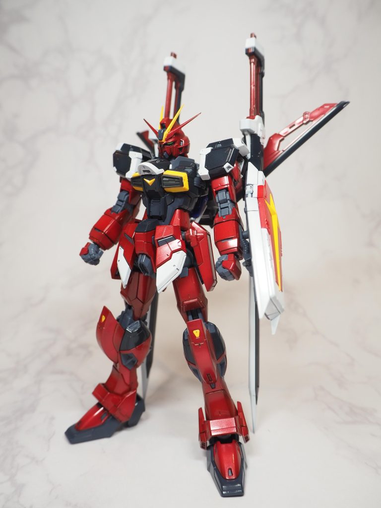 素立ちポーズ。設定色に近い色で塗ったつもりです。クランベリーレッドパールは下地色が透けるので、下地にグラデーションをかけたけど潰れてるな。。。