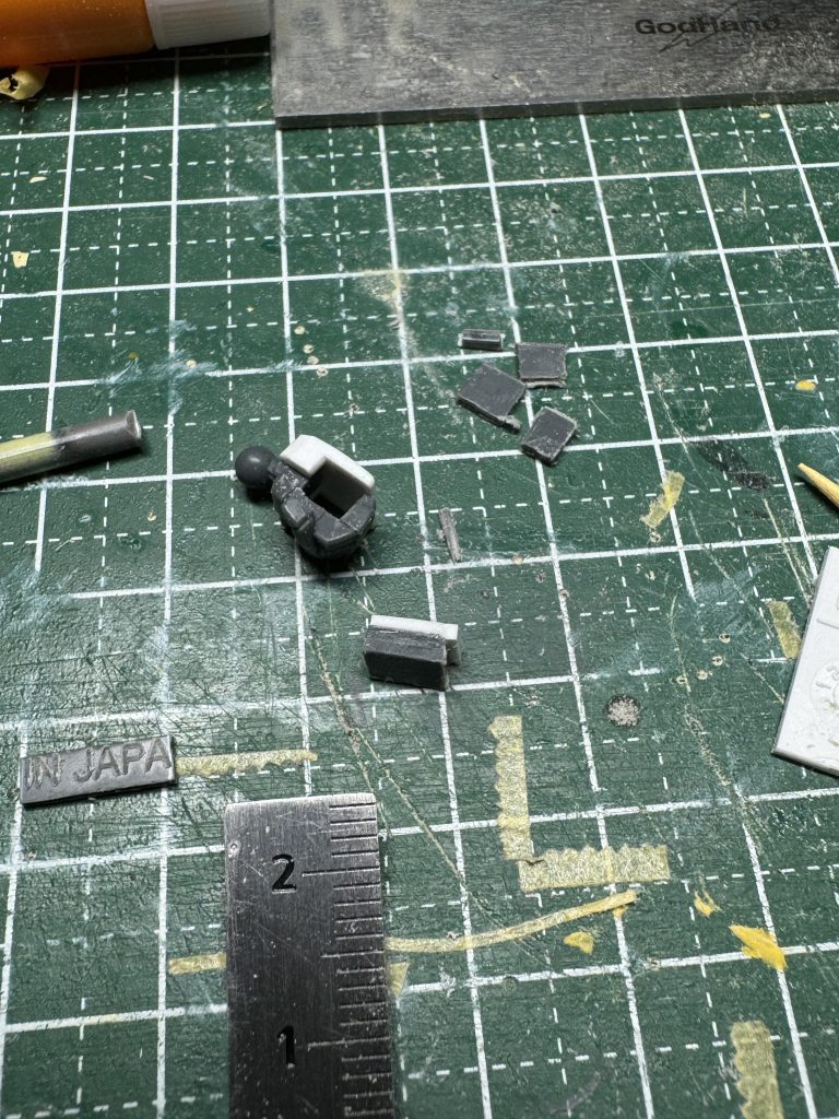 武器持ち手に白とグレーのランナータグを加工したパーツをはめて握り拳にしました。