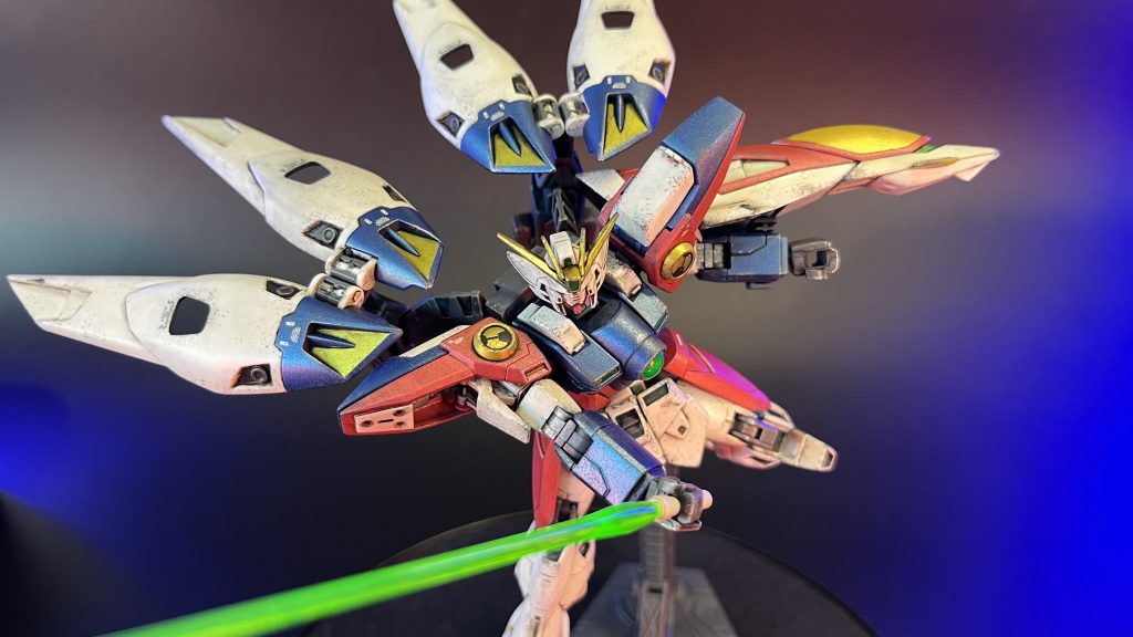 アンテナ、顎、肩アーマー、ウイング、二の腕、スカート、アンクルガード、足をシャープ化や、モールドを削ってなくして、少し細身に見えるようにしました!(´∀`*)