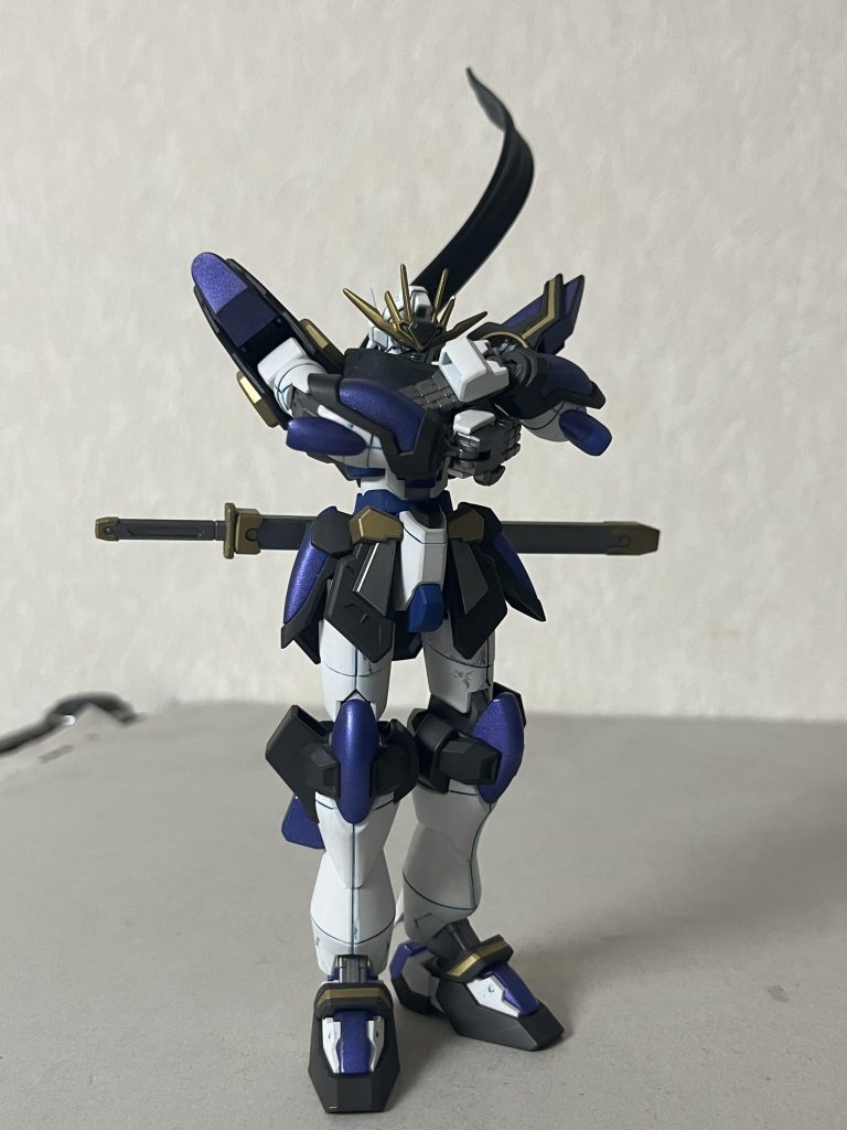 このポーズをとった時、スパロボシリーズの雷鳳っぽくしたくなったので腹部やマフラー🧣を赤色に変更しました。