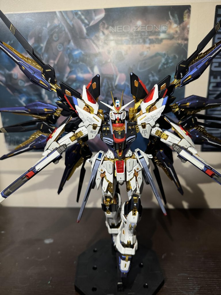 部分塗装で仕上げました。ブルー部分はガイアのプリズムメタリックブルーバイオレットブラック部分はガイアのプリズムブルーブラックで塗装してます。ゴールド成形色も部分的にガイアのスターブライトゴールドで塗装しました。ゴールド部分以外は艶消ししてます。ご覧いただきありがとうございました。