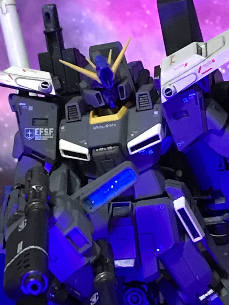 頭部改造。Sガンダムの後頭部とガンダムZZのマスクを分割合体して製作。奥行きのある頭部に変更しています。