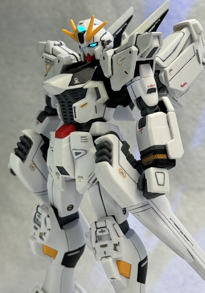 カメラアイに蛍光塗料を塗ったのでUVライトを照射すると発光します。