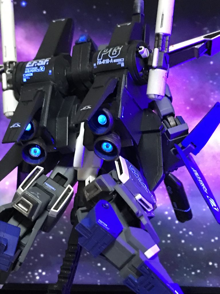 試行錯誤の結果こうなりました。今回一番難しかった改造ですね。バックパックの高さで肩部ビームランチャーの基部位置が変わるので右手持ち手との調整が大変でした。