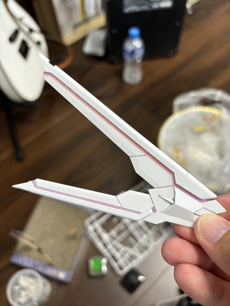 ピンクのlineはガンダムマーカーのトランザムホロレッドをガンダムマーカーエアブラシシステムを使って塗装しました！光の当たり方によって輝いて見えます！