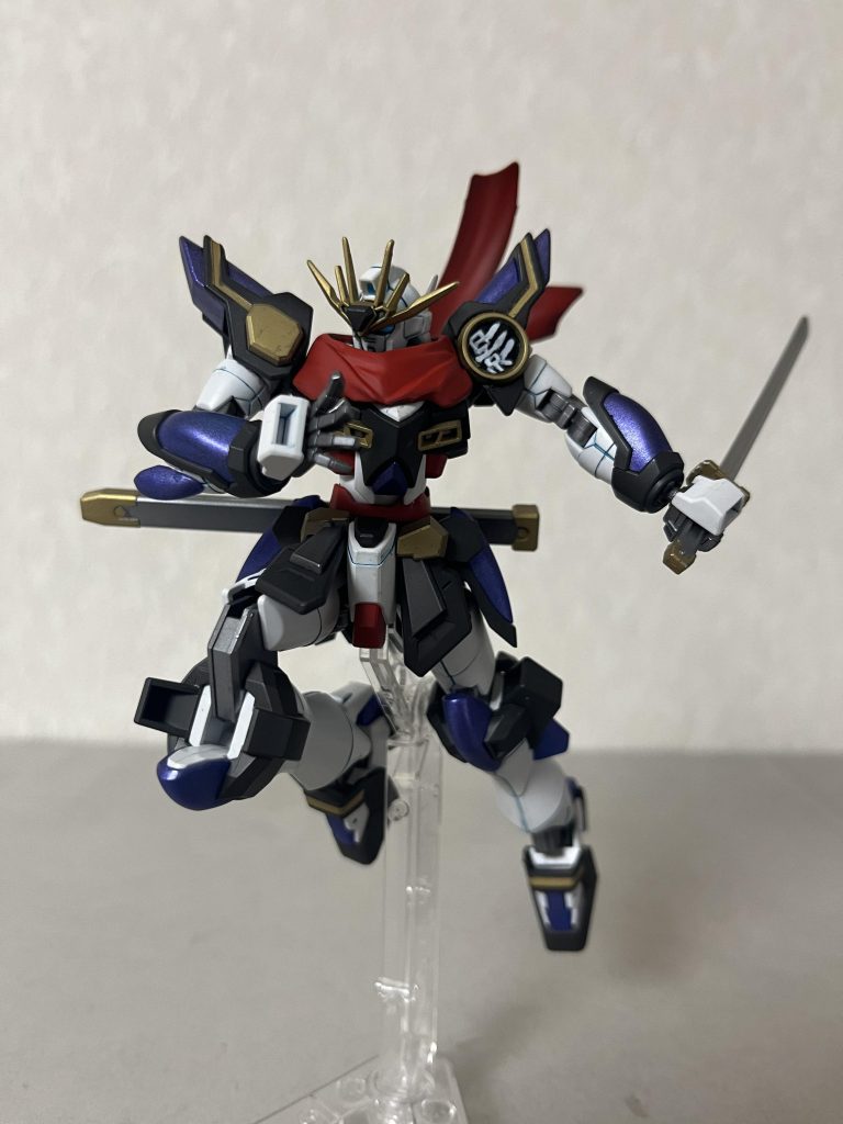 マフラー🧣の首周りは30MMのカスタムマントを少し改造しています。残りの尾っぽマフラー🧣はダウングレードしたバーニングガンダムのバックパックのダボ穴にポン付けです。肩の”影”の字はプリントではなくエナメル塗料で書いてます。ダウングレードすることによって”影”の字がより強調されてます。