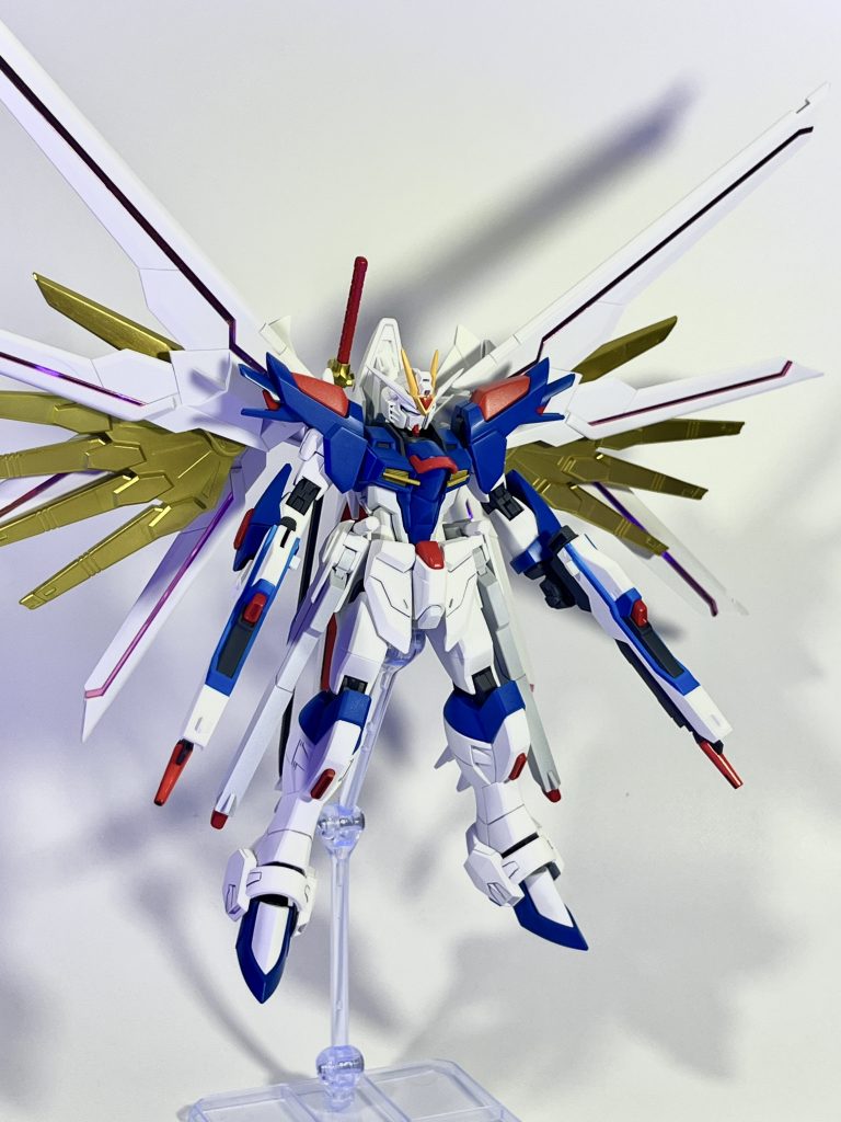 カラーリングはライジングフリーダムをベースに自分好みに。脚とフロントスカート、武器はマイティーストライクフリーダムのものです。短足のお手軽改修です笑