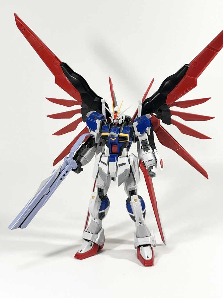 全体的なシルエット。翼はデスティニー、ビームシールドはストライクフリーダムのものです。武器もデスティニーのソードですが、ライフルモードでも使えるような設定です😊