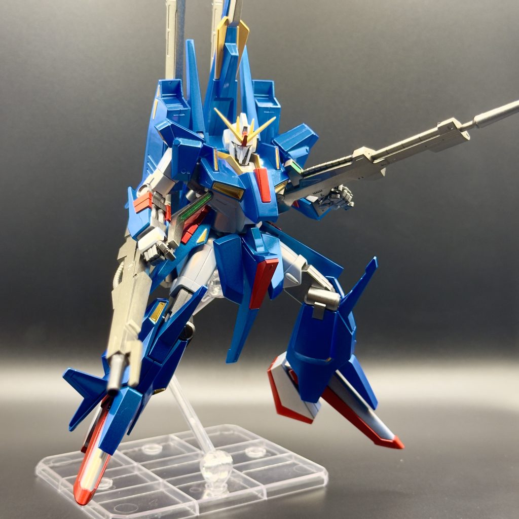 うーん。カッコいいですね。Zはスタイリッシュで人気の機体ですが、ZⅡは可変機構が簡略化されてるのもありパッと見でいかにも変形しそうなデザインですよね。こういうデザインてなんだかグッとくるんですよ。マクロスとかもすごく好きです。