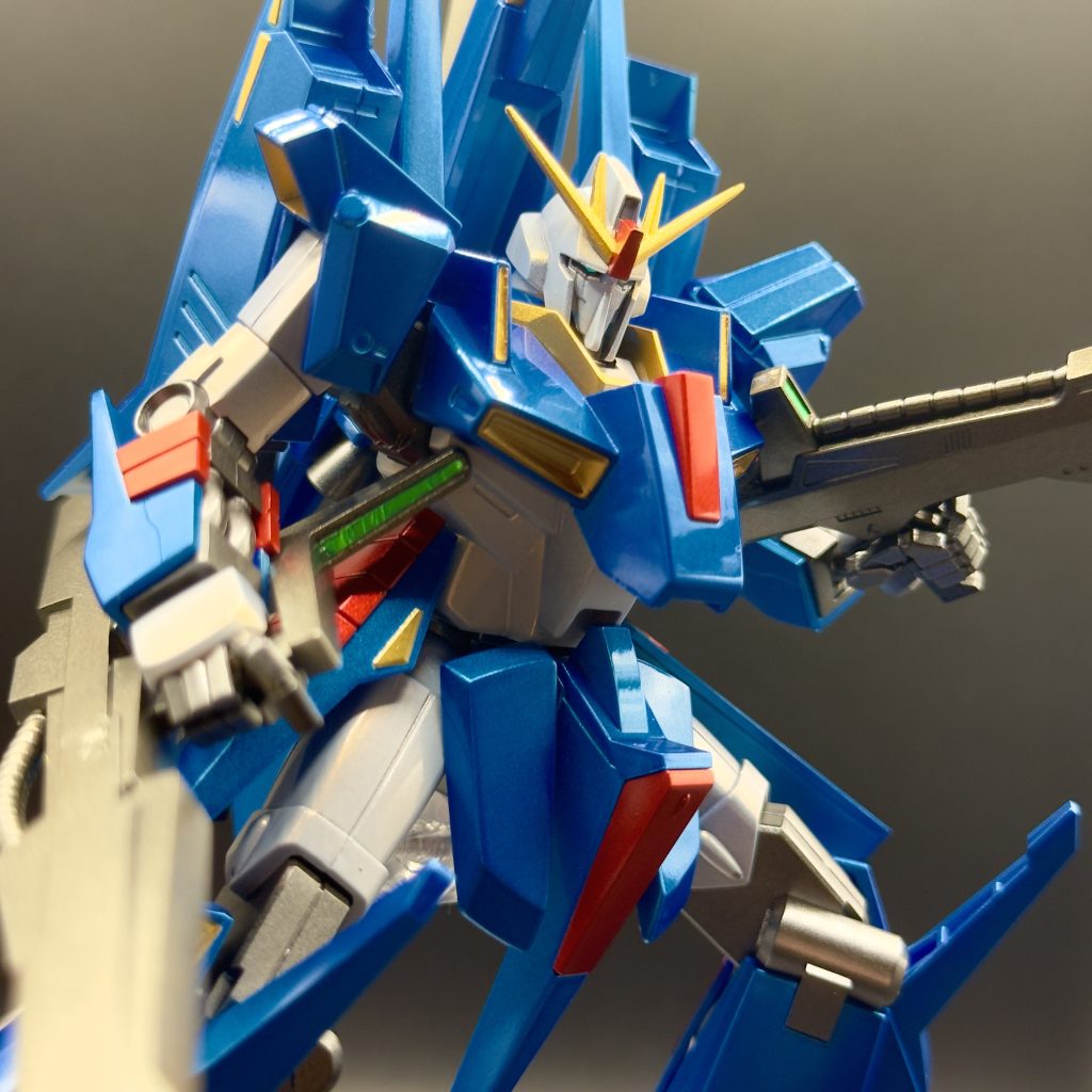 肩の合わせ目は段落ちにしました。塗り分けが細かくてなかなかめんどくさかったですね。でもあのマスキングを剥がすときの快感は何物にも変え難いものがあります。