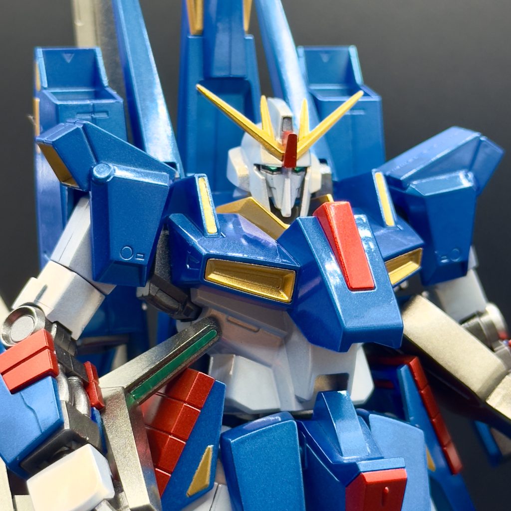 フェイスはZより面長です。ちょっとSガンダムっぽいなと思ったのはワタシだけ？？このブルーはフィニッシャーズのAPブルーです。メタリック系のブルーでは1番お気に入りです。