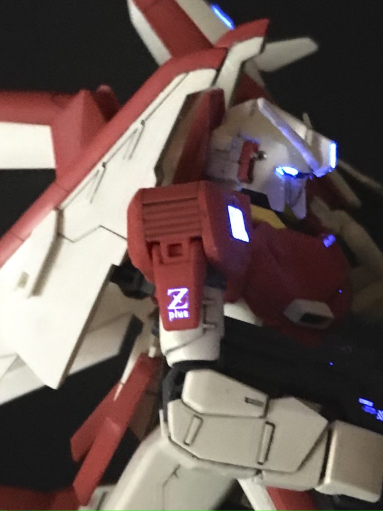 センチネルの機体は青く光るツインアイが似合うよね。