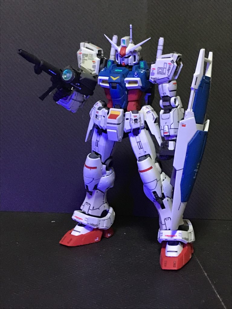 ブルー、レッドの部分を塗装、ホワイト部分は成型色です。デカールはリアリスティックデカールを全部剥がし、水転写のものに変更。