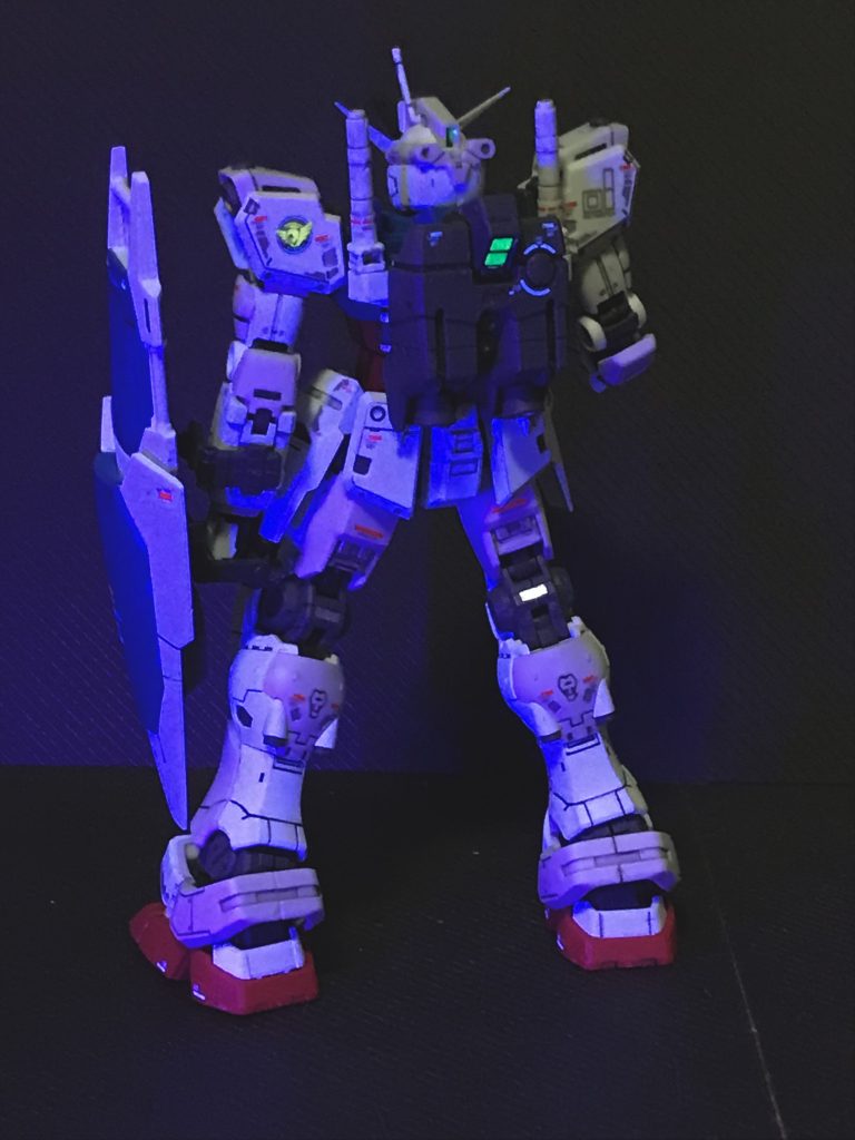 センサー類は蛍光化実施。ブラックライトで発光します。