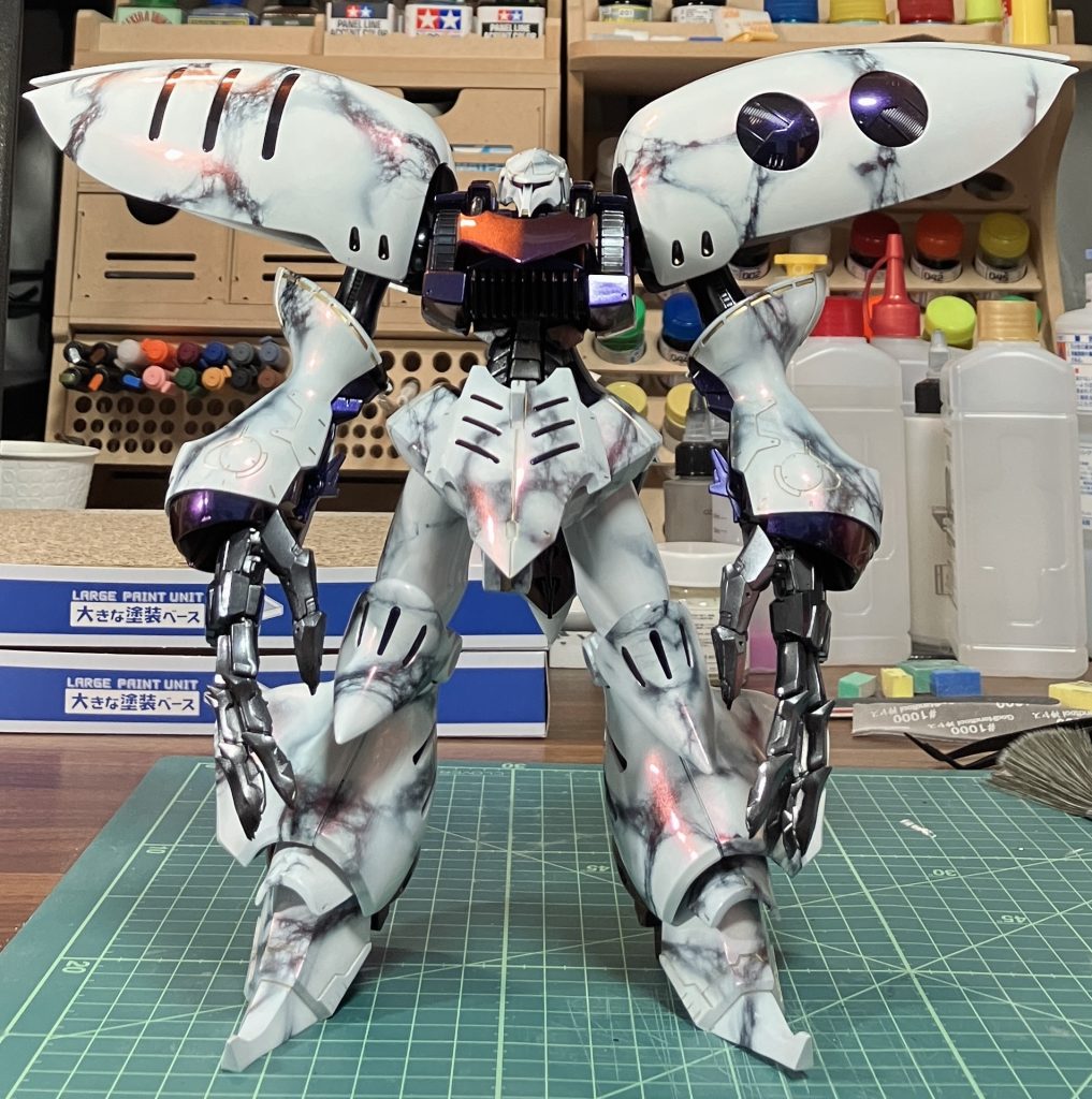 光の加減で偏光具合がわかりやすく写った一枚。胸のパーツがオレンジ味を帯びてます。