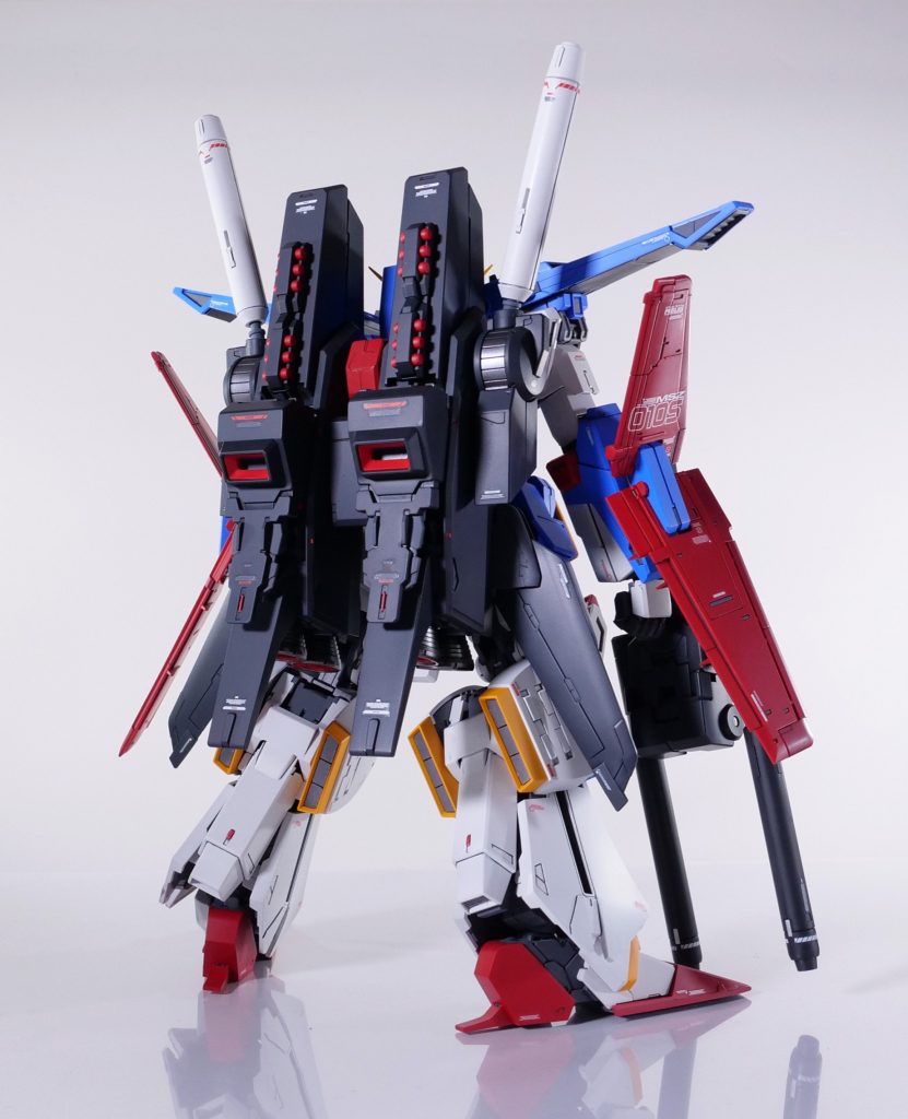 盛ったらカッコよくなったバックパック。ノーマルタイプの余ったふくらはぎパーツをバックパックに。その辺に転がってたHGフルコーンのミサイルパッドを当てると丁度良かったので即追加。ミサイルカバーはツルツルの平だったので何か欲しかったところにフィットして良かった!