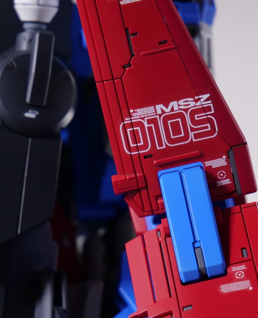 シールドのデカールはマークセッターで貼りつけ後、モールドに沿ってデカールをカッティング。仕上げはソフター塗ってモールドにデカールを食い込ませる。