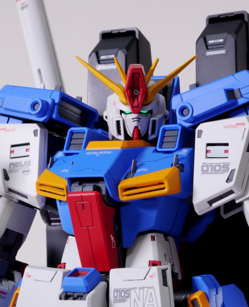 ツインアイはUVライト365で鬼発光。胸部のダクトはシルバーのパーツが埋まっていたので、切り落としてフィンのディティールを新造これがなかなかしっくりくる。