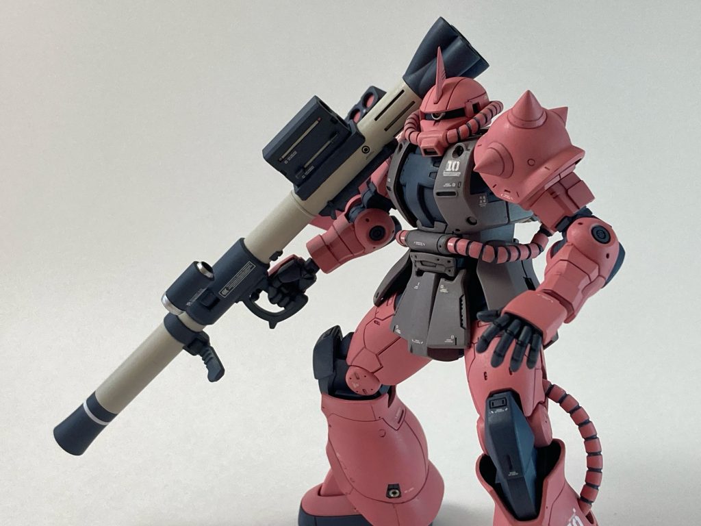 ヘルメットパーツを削り込んで、モノアイのスリットをより狭くして、目線を鋭くしています。