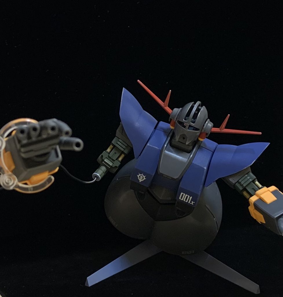 右腕部射出。あまりグリグリ動くタイプの機体ではないですし、飾って楽しむ系ですね。