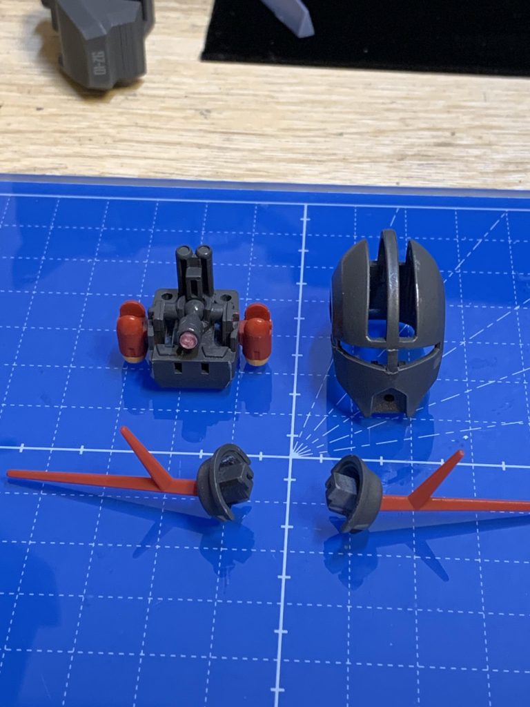 頭部です。他社製のボールジョイントを仕込んでいます。頭部カバーをスポッと被せる形にしております。モノアイ自体はHアイズを使用しています。