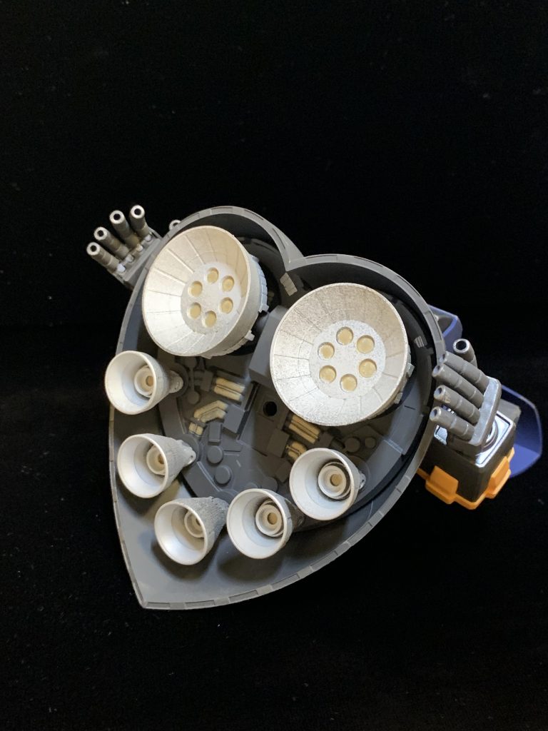 スカート内部も一通り塗装しました。バーニアノズルの色は悩みましたがシルバーにしました。