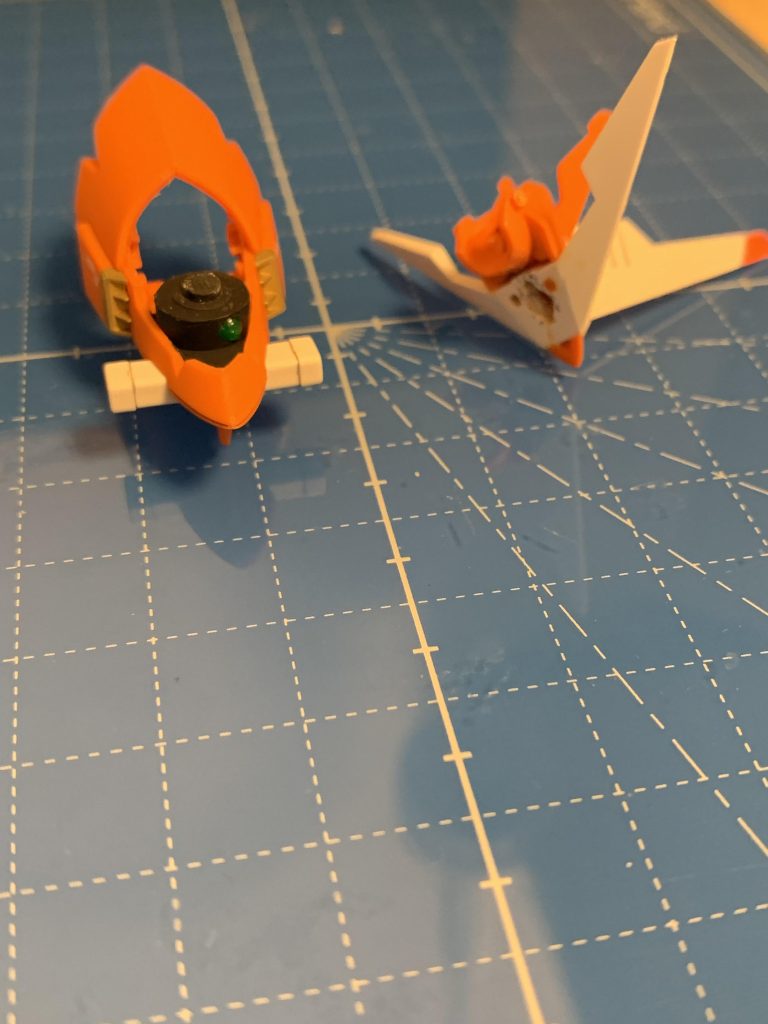 ネットで調べた先人たちの手法を参考にできる範囲で改造しました。プラサポに穴を開けてHアイズを付け、可動自体はランナーを貫通させて軸回転としています。ヘッドの方は干渉する部分を削り、後ハメできるようにしています。