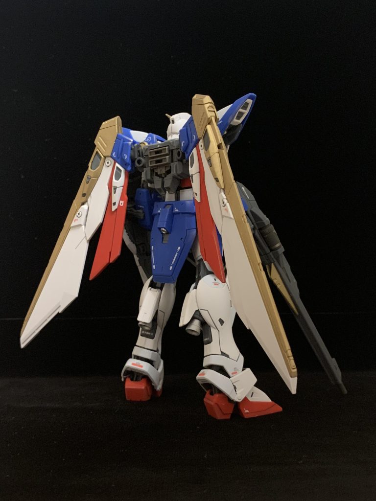 バックショット。成形色のイエロー部をゴールド塗装しております。また、バルカン・マシンキャノンはガンメタ、バーニアノズルはシルバーで塗装しました。以下、簡単にポージングです。